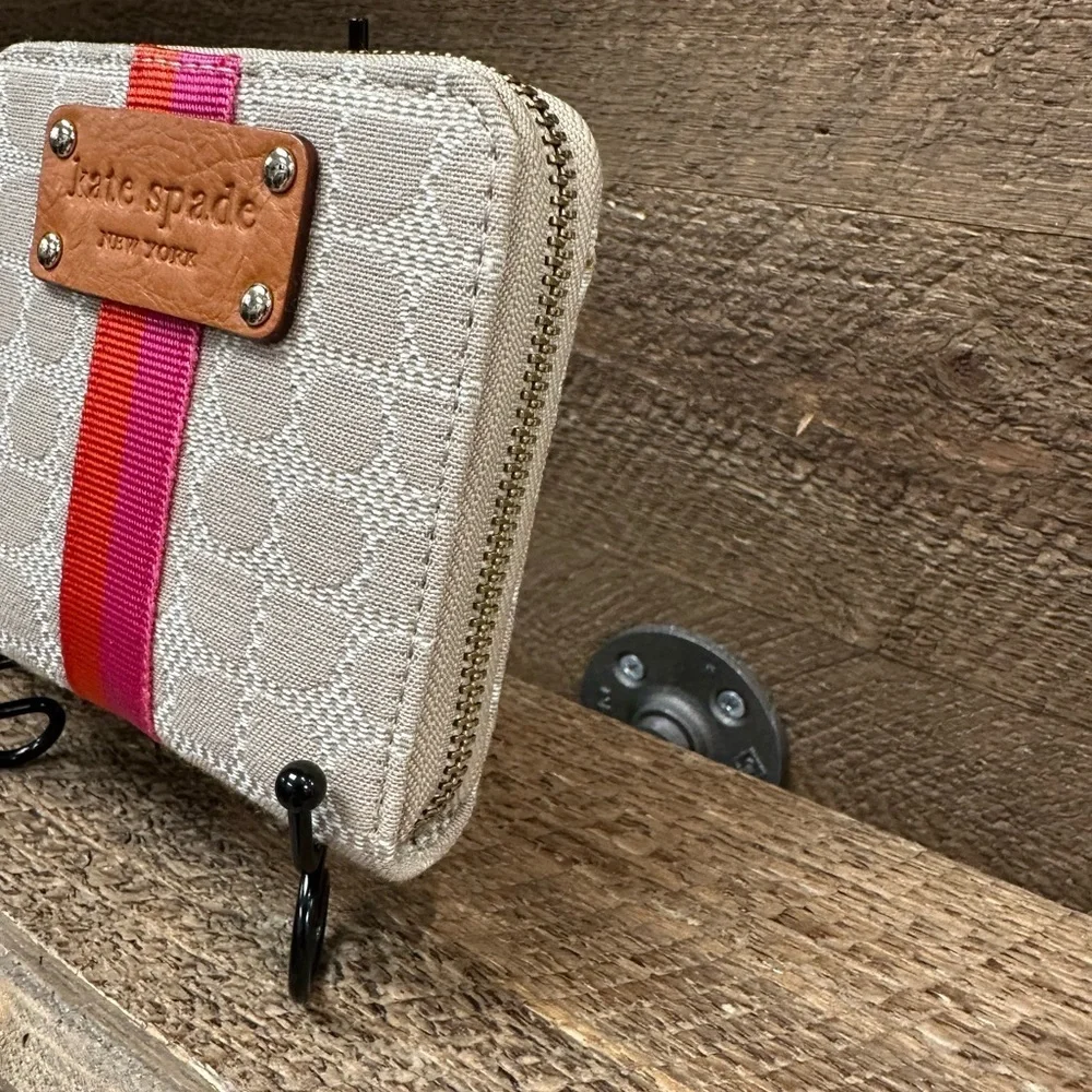 Kate Spade New York Barrett Zip Wallet – Classic Noel Stucco with Stripe